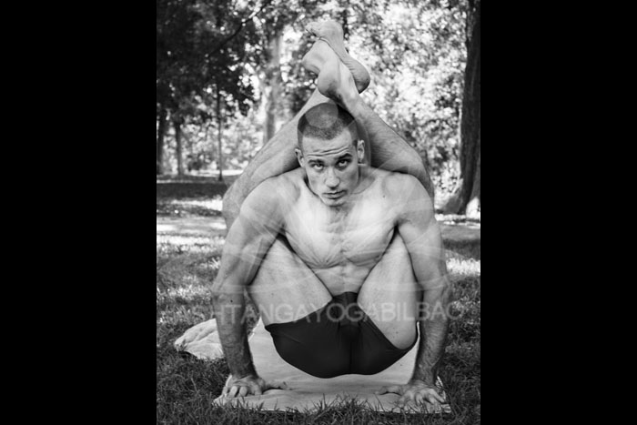 Dvi pada sirsasana Ashtanga Yoga Bilbao Fernando Gorostiza